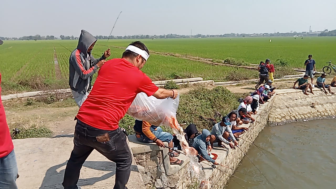 Kepala Desa Bojongsari HM. Mulyana Saepul S.Pd menebar ikan seberat dua kwintal