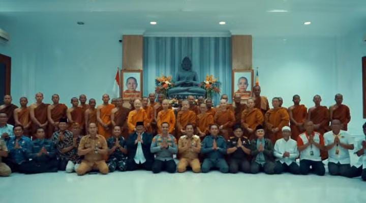 Poto bersama Bhikkhu dan Pemerintah Kabupaten Karawang saat tiba di Karawang 