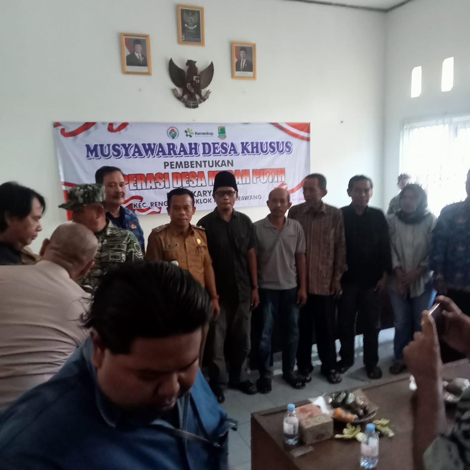 Doc istimewa: Pemdes Desa Karyasari dan tamu undangan Musdes Pembentukan Koperasi Merah Putih