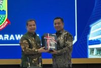 Penghargaan tersebut diberikan langsung oleh Kepala BPK Perwakilan Jawa Barat, Eydu Oktain Panjaitan, S.E., M.M., Ak., CA., CSFA, kepada Bupati Karawang Aep Syaepuloh, SE