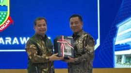 Penghargaan tersebut diberikan langsung oleh Kepala BPK Perwakilan Jawa Barat, Eydu Oktain Panjaitan, S.E., M.M., Ak., CA., CSFA, kepada Bupati Karawang Aep Syaepuloh, SE