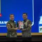 Penghargaan tersebut diberikan langsung oleh Kepala BPK Perwakilan Jawa Barat, Eydu Oktain Panjaitan, S.E., M.M., Ak., CA., CSFA, kepada Bupati Karawang Aep Syaepuloh, SE