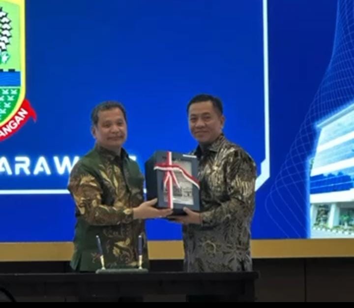 Penghargaan tersebut diberikan langsung oleh Kepala BPK Perwakilan Jawa Barat, Eydu Oktain Panjaitan, S.E., M.M., Ak., CA., CSFA, kepada Bupati Karawang Aep Syaepuloh, SE