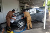 Saat melakukan diwaktu senggang melakukan perawatan kendaraan dinas 