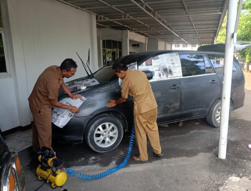 Saat melakukan diwaktu senggang melakukan perawatan kendaraan dinas 
