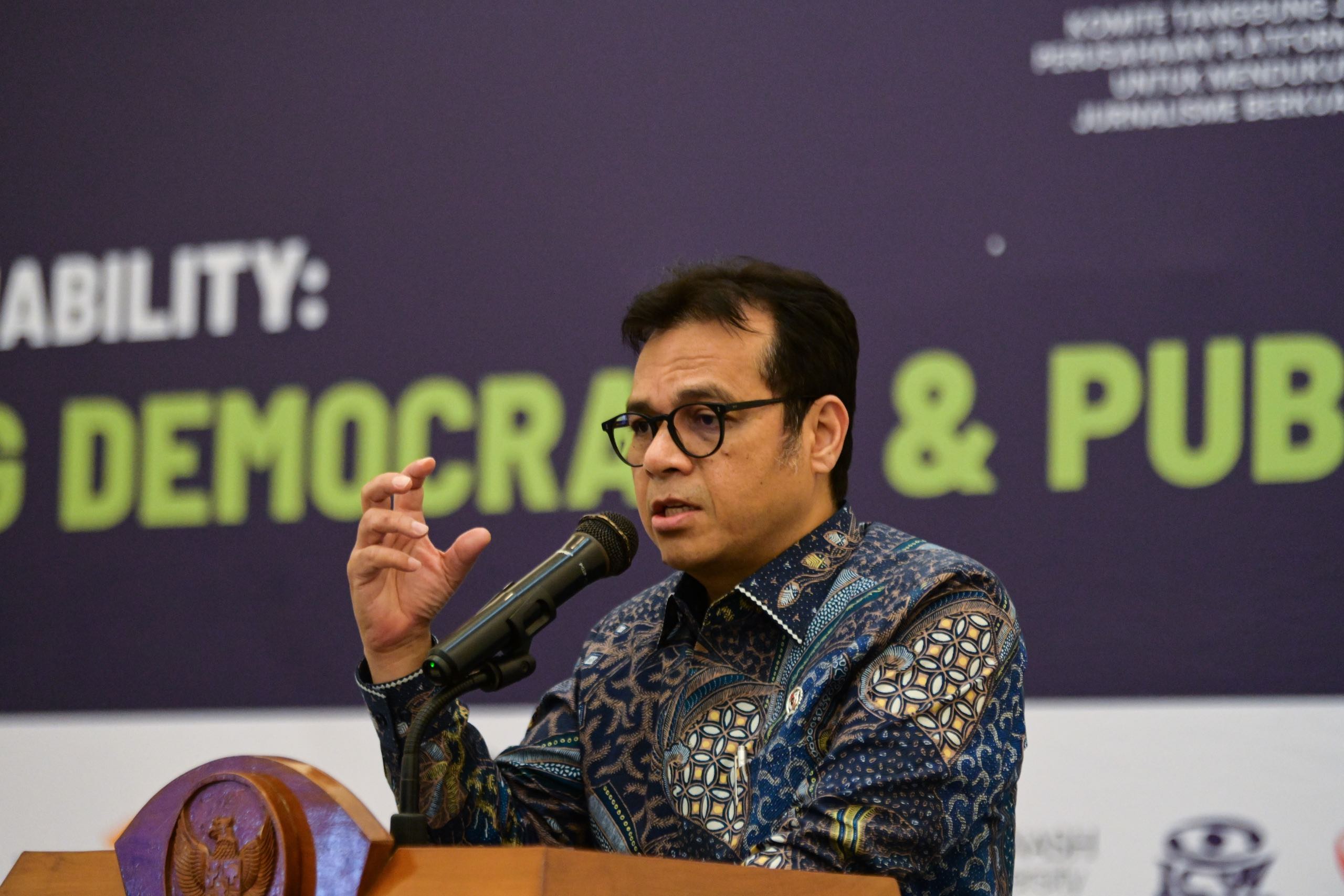 Poto Komdigi : Nezar Patria Wakil Menteri Komunikasi dan Digital, dalam seminar Media Sustainability: Strengthening Democracy and Public Trust