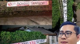 Salah satu spanduk yang mencuri perhatian adalah yang ditujukan langsung kepada Bupati Karawang, H. Aep Syaepuloh