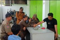 Melalui sambungan telepon, Plt Kabid Penegakan Perundang-Undangan Daerah (PPPUD) Satpol PP Karawang, Pakhrul Fauzi, berbicara dengan Kusnadi yang disebut sebagai penanggung jawab PT RPI