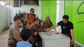 Melalui sambungan telepon, Plt Kabid Penegakan Perundang-Undangan Daerah (PPPUD) Satpol PP Karawang, Pakhrul Fauzi, berbicara dengan Kusnadi yang disebut sebagai penanggung jawab PT RPI