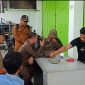 Melalui sambungan telepon, Plt Kabid Penegakan Perundang-Undangan Daerah (PPPUD) Satpol PP Karawang, Pakhrul Fauzi, berbicara dengan Kusnadi yang disebut sebagai penanggung jawab PT RPI