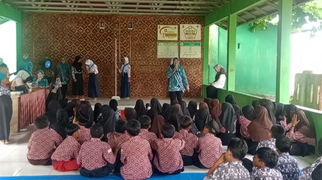 Ketua Satgas Paaredi Cekas, Siti Saadah, Amd.Kep saat memberikan pemaparan 