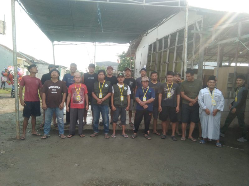 Doc istimewa : warga perumahan grand kedung waringin bekasi, melaksanakan penyembelihan hewan qurban dan shalat Idul Adha 10 Dzulhijjah 1446 H/2025 di halaman masjid jami al-Ikhlas