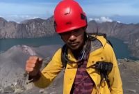 Keterangan Poto: Agam seorang porter gunung rinjani