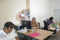 Keterangan Poto: Iwan Gunawan kuasa hukum Bahri Frozen saat datang ke kantor PT Asmara Murni Catering