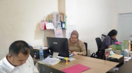 Keterangan Poto: Iwan Gunawan kuasa hukum Bahri Frozen saat datang ke kantor PT Asmara Murni Catering