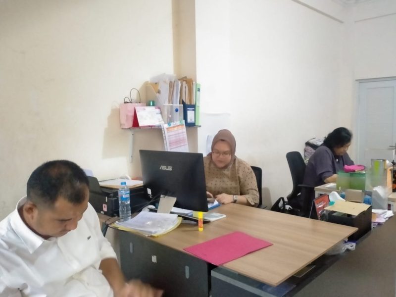 Keterangan Poto: Iwan Gunawan kuasa hukum Bahri Frozen saat datang ke kantor PT Asmara Murni Catering