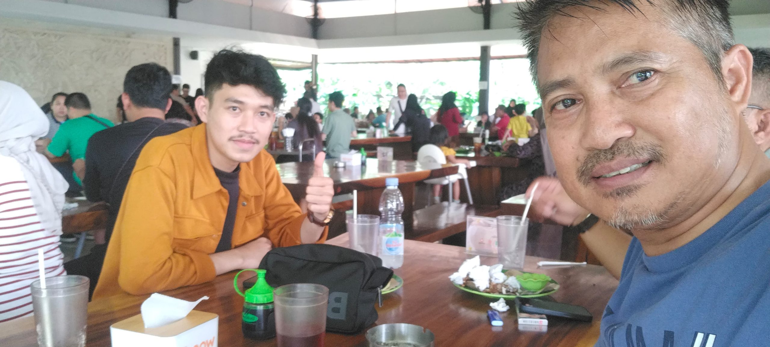 Saat Rona foto bersama kerabat dekatnya Tata Suparta 