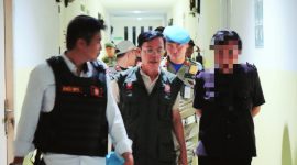 Kasatpol PP Basuki Rachmat dan Kasi Opsdal Tata suparta saat melaksanakan operasi pekat pada kost-kost an yang diduga digunakan tempat asusila