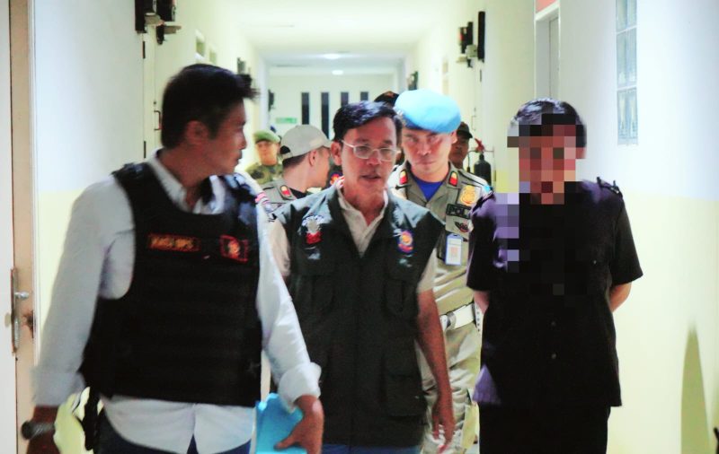 Kasatpol PP Basuki Rachmat dan Kasi Opsdal Tata suparta saat melaksanakan operasi pekat pada kost-kost an yang diduga digunakan tempat asusila