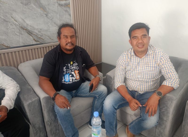 Ketua Paguyuban Sundawani Karawang, H. Ranzes Iman Sudirman, bersama Ketua GMBI Distrik Kabupaten Karawang, Asep Mulyana