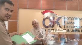 Doc istimewa: pengacara Iwan Gunawan saat menyerahkan surat audensi ke OJK Jawa Barat