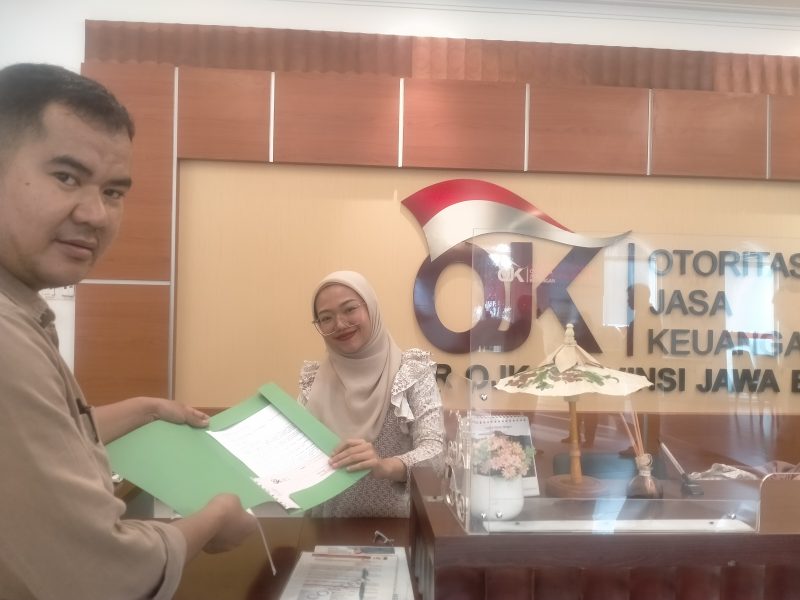 Doc istimewa: pengacara Iwan Gunawan saat menyerahkan surat audensi ke OJK Jawa Barat