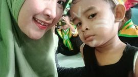 Ketua Komite Sekolah PAUD Miftahul Huda Nurul Hikmah Khalida Zia Annurul Haque sebelah kiri dari Poto (dokumen istimewa)