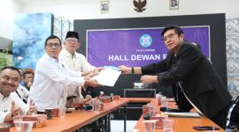 Keterangan Poto: Hendry Ch Bangun saat menyerahkan berkas pendaftaran bakal Calon Ketua PWI.