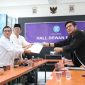 Keterangan Poto: Hendry Ch Bangun saat menyerahkan berkas pendaftaran bakal Calon Ketua PWI.