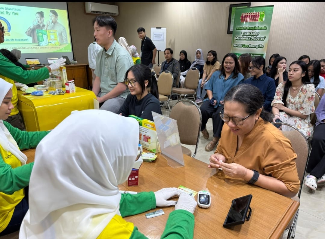 Pemeriksaan gula darah gratis di area perkantoran di Jakarta bersama Diabetasol