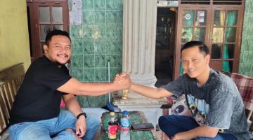 Dede Jalaludin, SH, atau yang akrab disapa Bang DJ bersama Ketua Forum Pemuda Jayakerta Bersatu, Fuad Hasan