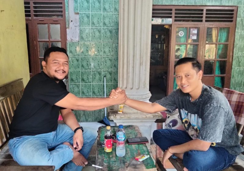 Dede Jalaludin, SH, atau yang akrab disapa Bang DJ bersama Ketua Forum Pemuda Jayakerta Bersatu, Fuad Hasan