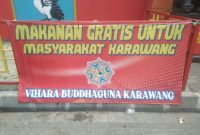 Doc istimewa : Pengurus Vihara Buddha Guna Karawang melaksanakan kegiatan makan gratis bagi masyarakat