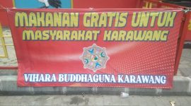Doc istimewa : Pengurus Vihara Buddha Guna Karawang melaksanakan kegiatan makan gratis bagi masyarakat