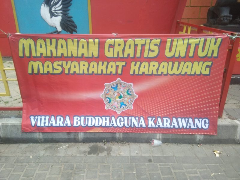 Doc istimewa : Pengurus Vihara Buddha Guna Karawang melaksanakan kegiatan makan gratis bagi masyarakat