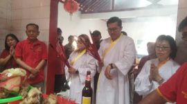 Keterangan Poto : Sian Dji Kupoh Karawang melaksanakan ritual persembahyangan cioko (doc istimewa)
