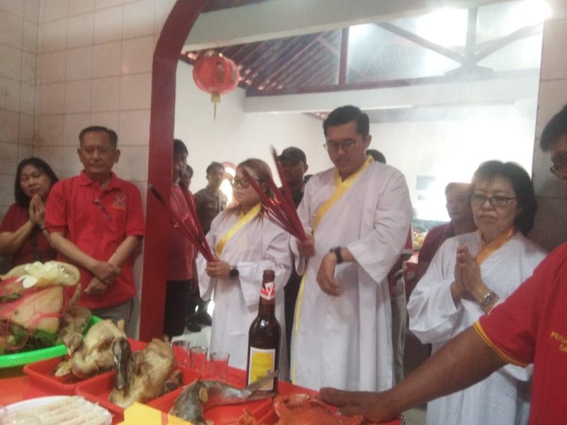 Keterangan Poto : Sian Dji Kupoh Karawang melaksanakan ritual persembahyangan cioko (doc istimewa)