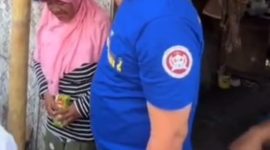 Foto Bupati Karawang Aep Syaepuloh saat turun langsung mengunjungi rumah tidak layak huni dan langsung memberikan bantuan di Desa kutajaya salahsatu bukti Bupati yang peduli pada rakyatnya