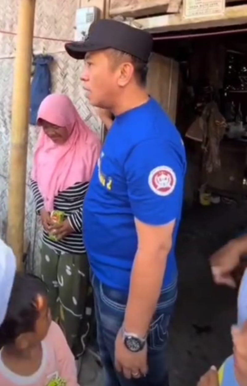 Foto Bupati Karawang Aep Syaepuloh saat turun langsung mengunjungi rumah tidak layak huni dan langsung memberikan bantuan di Desa kutajaya salahsatu bukti Bupati yang peduli pada rakyatnya