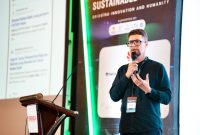 Alexander Popovskiy, CEO Yandex Search International memberikan pidato kunci pada acara AI Innovation Summit (AIIS) 2025 di Jakarta pada tanggal 16/09