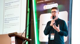 Alexander Popovskiy, CEO Yandex Search International memberikan pidato kunci pada acara AI Innovation Summit (AIIS) 2025 di Jakarta pada tanggal 16/09