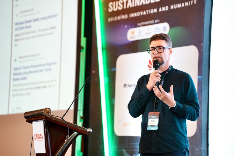 Alexander Popovskiy, CEO Yandex Search International memberikan pidato kunci pada acara AI Innovation Summit (AIIS) 2025 di Jakarta pada tanggal 16/09