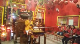 Keterangan Poto: Pengurus dan locu Yayasan Vihara Darma Prasada Karawang (Bio Kwan Tee Kun) melaksanakan ritual persembahyangan Cioko pada akhir bulan 7 Cit Gwe (doc istimewa)