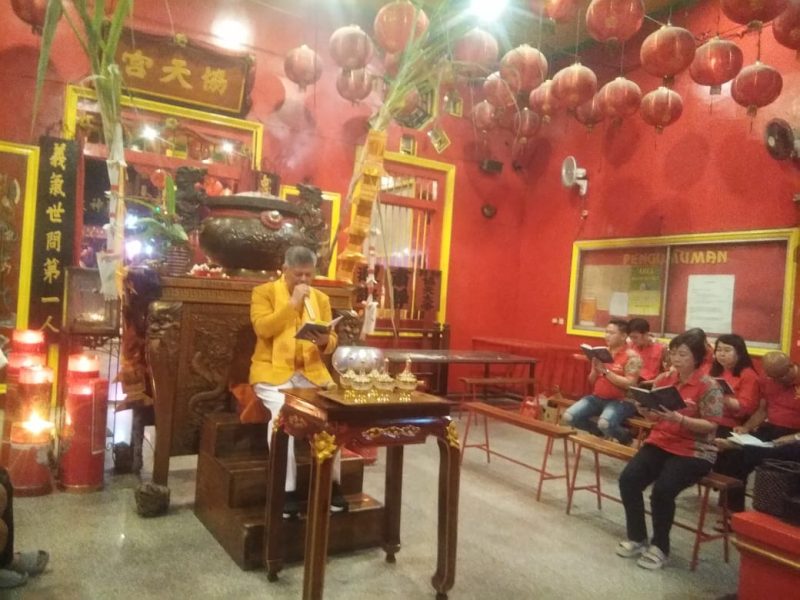 Keterangan Poto: Pengurus dan locu Yayasan Vihara Darma Prasada Karawang (Bio Kwan Tee Kun) melaksanakan ritual persembahyangan Cioko pada akhir bulan 7 Cit Gwe (doc istimewa)