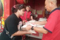 Keterangan Poto: Pengurus Yayasan Darma Prasada Bio Kwan Tee Kun Karawang menggelar baksos kepada masyarakat