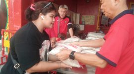 Keterangan Poto: Pengurus Yayasan Darma Prasada Bio Kwan Tee Kun Karawang menggelar baksos kepada masyarakat