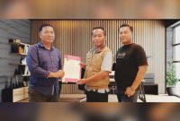Keterangan Poto: sebelah kiri catur aziyanto, posisi tengah, Endang Suryana, sebelah kanan rd.cholil saat penyerahan SK Kepengurusan Amki Karawang oleh Ketua Amki Jabar