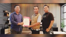 Keterangan Poto: sebelah kiri catur aziyanto, posisi tengah, Endang Suryana, sebelah kanan rd.cholil saat penyerahan SK Kepengurusan Amki Karawang oleh Ketua Amki Jabar