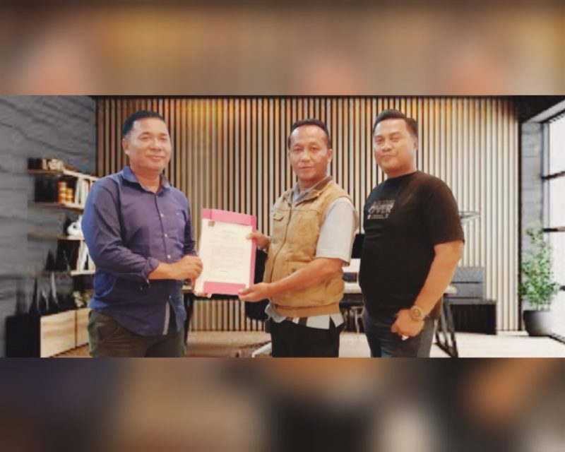 Keterangan Poto: sebelah kiri catur aziyanto, posisi tengah, Endang Suryana, sebelah kanan rd.cholil saat penyerahan SK Kepengurusan Amki Karawang oleh Ketua Amki Jabar