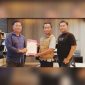 Keterangan Poto: sebelah kiri catur aziyanto, posisi tengah, Endang Suryana, sebelah kanan rd.cholil saat penyerahan SK Kepengurusan Amki Karawang oleh Ketua Amki Jabar
